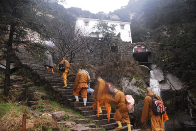 http://old.buddhism.org.hk/upload/editorfiles/2009.1.1_0.25.15_1803.JPG
