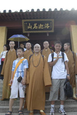 http://old.buddhism.org.hk/upload/editorfiles/2009.1.1_17.16.1_1397.JPG