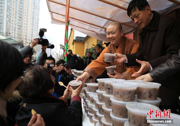 上海寺院赠腊八粥 吸引民众共享
