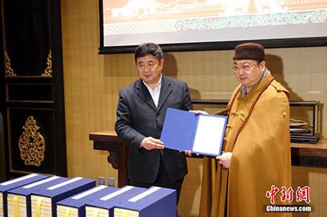 单霁翔院长向捐赠者代表延藏法师颁发捐赠证书。（中新网  摄影：杜洋）